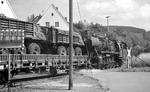 050 190-8 (50 190) mit einem belgischen Militärzug in Olef/Eifel auf der Fahrt zur Panzerentladungsstelle nach Höddelbusch.  (18.07.1975) <i>Foto: Joachim Bügel</i>