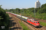 113 309 vor dem niederländischen  AutoSlaap Trein (Livorno C - 's-Hertogenbosch) NF 13408 in Höhe des Mediaparks in Köln-West. (07.07.2013) <i>Foto: Joachim Bügel</i>