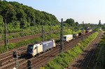 ES 64 U2-060 der Wiener Lokalbahnen mit KT 43901 (Neuss – Wien Nordwestbf) am Mediapark in Köln.   (07.07.2013) <i>Foto: Joachim Bügel</i>