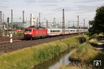 120 131 mit IC 2013 (Leipzig - Oberstdorf) unterwegs bei Düsseldorf-Derendorf. (10.07.2013) <i>Foto: Wolfgang Bügel</i>