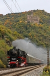 Unterhalb der Burg Maus bei Wellmich ist 01 150 mit Sonderzug DPE 32813 (Bacharach - Aachen) unterwegs. (19.10.2013) <i>Foto: Joachim Bügel</i>