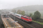 Die Sonne schaffte es in Leverkusen-Rheindorf nicht mehr durch den zähen Nebel, als 110 469 im Emdener Umlauf vor IC 1936 nach Köln um die Kurve bog.  (13.11.2013) <i>Foto: Joachim Bügel</i>