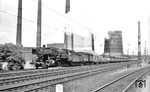Vor der damals typischen und heute weitgehend verschwundenen Ruhrgebietskulisse ist 50 1735 (Bw Dortmund Rbf) mit einem Güterzug in Dortmund-Huckarde unterwegs. (14.05.1968) <i>Foto: Johannes Glöckner</i>
