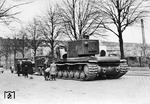 Panzertransport mit 2 Zugmaschinen der Culemeyer-Transportgruppe in den Straßen von Berlin. Es handelt sich um einen erbeuteten 57 t schweren sowjetischen Kampfpanzer vom Typ KW2.  (1941) <i>Foto: RVM</i>