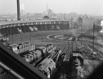 Ein waschechtes Güterzug-Bw war das Betriebswerk Bochum-Langendreer. So bestimmen auf dem Bild maßgeblich Lokomotiven der Baureihen 44 und 50 für die Bespannung der im Montanverkehr reichlich anfallenden Güterzüge das Geschehen. Das Bw befand sich ganz in der Nähe der Zeche Bruchstraße, deren Anlagen sich direkt hinter dem 20-ständigen Ringlokschuppen erstreckten. (1956) <i>Foto: Willi Marotz</i>
