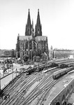 Blick vom linksrheinischen Brückenturm der Kölner Hohenzollernbrücke auf Hauptbahnhof und Dom.  (07.1958) <i>Foto: Fischer</i>