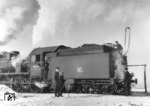 38 1340 wird im winterlichen Bw Neshin ("NS") restauriert. Die Lok war erst Tage zuvor vom Bw Würzburg in die neue Heimat versetzt worden, von der sie nicht mehr zurückkehren sollte. Als "Feindverlust" wurde sie im Oktober 1943 vom Lokstand der RBD Nürnberg abgesetzt. (03.1942) <i>Foto: RVM (Bandelow)</i>