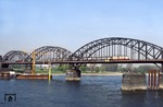 103 187 überquert mit D 347 (Köln – Berlin Stadtb) die Rheinbrücke zwischen Neuss und Düsseldorf-Hamm. Mit dem Bau der Ost-West-Bahn ab 1984 verschwand die alte Brücke und wurde durch einen Neubau ersetzt (vgl. Bild-Nrn. 12611, 12933, 13132). (26.04.1984) <i>Foto: Wolfgang Bügel</i>