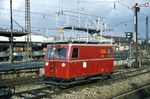 Das Bahndienstfahrzeug Klv 61-9128 der Fahrleitungsmeisterei Stuttgart wurde 1958 in Dienst gestellt. Die Arbeitsbühne des Kleinwagen mit Verbrennungsmotor (Klv) konnte von 3,7 m bis auf 5,0 m angehoben werden. Ursprünglich sollte der Klv 61 in 300 Exemplaren beschafft werden, tatsächlich wurden es 30. Aufnahme in Stuttgart Hbf. (11.04.1966) <i>Foto: Steve Zabel</i>