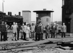 Vorführtermin mit Damen und Herren des Bundestages an einer neuen Gleisbremse im Rangierbahnhof von Braunschweig. Im Hintergrund fährt 91 572 vorbei. (10.05.1954) <i>Foto: Hans Berkowski</i>