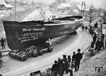 Der für die Schweizerische Dampfboot-Gesellschaft "Untersee und Rhein" bestimmte 24 m lange und 24 t schwere Schiffskörper bildete die Basis für den Aufbau des auf 250 Personen ausgelegte Diesel-Motorschiffs "Arenenberg". (1936) <i>Foto: RVM</i>