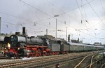Im buchstäblich letzten Büchsenlicht tauchte 41 360 (mit angehängtem Zusatztender) vor Sonderzug RE 91269 doch noch im Bahnhof Solingen-Ohligs (heute Solingen Hbf) auf.  (21.04.2001) <i>Foto: Joachim Bügel</i>