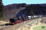 Mit einem Sonderzug sind 24 083 und 24 009 bei Elleringhausen im Sauerland unterwegs. (22.02.1976) <i>Foto: Peter Schiffer</i>