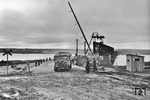 Wachposten an der nun geöffneten Baustellenzufahrt der wiederhergestellten Brücke über den südlichen Bug. (1943) <i>Foto: Walter Hollnagel</i>