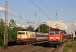 Nach mehreren Fehlversuchen klappte endlich die Parallelfahrt zwischen 103 235 vor IC 118 nach Münster und der in Düsseldorf-Eller Süd einfahrenden 143 036 als S 68 nach Düsseldorf Hbf. (23.05.2014) <i>Foto: Wolfgang Bügel</i>