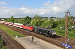Vor Autozug 1350 (Düsseldorf - Narbonne) sind MRCE ES 64 F4-032 (189 932) und 120 110 bei Langenfeld unterwegs. (09.05.2014) <i>Foto: Joachim Bügel</i>