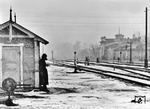 Bei tristem Winterwetter, in zugigen Wärterbuden und die ständige Bedrohung durch Partisanen vor Augen schiebt dieser bewaffnete Eisenbahner Dienst an der Wärterbude eines unbekannten Bahnhofs in der Ukraine. (1943) <i>Foto: Walter Hollnagel</i>