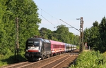Auch der Hamburg-Köln-Express (HKX) fuhr abweichend über die Wupper. Bei Solingen befördert MRCE ES 64 U2-030 die bunte Wagengarnitur des HKX 1805 nach Hamburg. (12.06.2014) <i>Foto: Joachim Bügel</i>