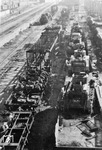 Ein Zug mit erbeutetenden russischen Panzern und Ersatzteilen auf einem Bahnhof im Osten. (1943) <i>Foto: RVM</i>