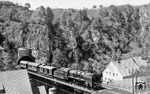 In der Fränkischen Schweiz ist die Nürnberger 03 162 mit P 1493 nach Pegnitz unterwegs. Gerade hat sie den 185 m langen Sonnenburgtunnel bei Velden (b Hersbruck) verlassen. (06.06.1939) <i>Foto: RVM-Filmstelle Berlin (Bellingrodt)</i>