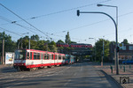 Am Straßenbahn-Depot an der Düsseldorfer Straße in Duisburg Hochfeld treffen sich ein Straßenbahnzug der BVG und 225 023 mit 225 010. (09.06.2012) <i>Foto: Joachim Schmidt</i>