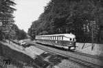 Der als "Fliegender Hamburger" bekannte SVT 877 a/b (Bw Berlin Leb) war der erste Dieselschnelltriebwagen der Deutschen Reichsbahn im planmäßigem Einsatz. Ab 15. Mai 1933 verkehrte der Triebzug planmäßig zwischen Berlin Lehrter Bahnhof und Altona Hauptbahnhof. Für die 286 km lange Strecke benötigte er 138 Minuten, eine Zeit, die erst 64 Jahre später im Juni 1997 von einem ICE-Zug der Deutschen Bahn AG mit 132 Minuten unterboten wurde. Zu seiner Zeit war er weltweit die schnellste Zugverbindung. Als Zeichen seiner Exklusivität wurde er wie die Wagen des „Rheingold-Zuges“ cremefarben und violett lackiert. Walter Hollnagel erwischte ihn auf der Fahrt nach Altona als Nachschuss im Sachsenwald bei Hamburg. (09.06.1933) <i>Foto: Walter Hollnagel</i>