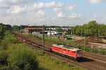 Aus Düsseldorf-Rath kommend fährt 232 905 mit einer Leerwagengarnitur durch Ratingen West. Im Hintergrund ist der Schuppen des ehemaligen Bahnbetriebswerkes zu erkennen, das 1954 geschlossen wurde. (05.08.2014) <i>Foto: Joachim Bügel</i>
