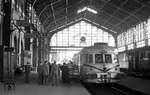 Triebwagen im südspanischen Bahnhof Sevilla, der heute nicht mehr genutzt wird. (16.05.1957) <i>Foto: Walter Hollnagel</i>