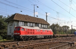232 524 passiert mit einem Lü-Sonderzug das Fahrdienstleiterstellwerk "Ksf" in der südlichen Bahnhofseinfahrt von Köln-Kalk Nord. (12.09.2014) <i>Foto: Joachim Bügel</i>