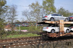 Der Autofriedhof bei Bottrop zeigt den vorbeifahrenden neuen Audis, wie ihre nicht allzuferne Zukunft aussehen wird. (01.04.2014) <i>Foto: Johannes Glöckner</i>
