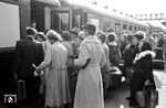 Bevor der Individualverkehr endgültig der Bahn den Rang als bevorzugtes Verkehrsmittel ablief, war ein solcher Andrang auf die Fernzüge wie hier in Hannover Hbf alltäglich. (25.08.1956) <i>Foto: Walter Hollnagel</i>