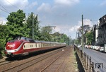 Ein 601 ist als IC 140 "Dompfeil" (Hannover - Frankfurt) an der Kaiserstr. in Bonn unterwegs. (09.05.1977) <i>Foto: Peter Schiffer</i>