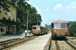 Ebenfalls auf der Bahnstrecke Wasserburg (Inn) - Mühldorf begegnen sich diese zwei 798 im Bahnhof Soyen. (07.09.1979) <i>Foto: Dieter Junker</i>