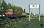 Eine 515/815-Einheit in alter und neuer Farbgebung verlässt den Bahnhof Jülich auf dem Weg nach Düren. Auch diese Strecke war ab Mitte der 1970er Jahre von den Rationalisierungsmaßnahmen der DB betroffen. Parallel verkehrende Busse verursachten eine Verlagerung des Verkehrs von der Schiene auf die Straße. In den 1980er Jahren drohte die Komplettstilllegung. Nach langen Verhandlungen mit der DB übernahm der Kreis Düren die Strecke. So konnte die Dürener Kreisbahn (DKB) im Juni 1992 als erste Nichtbundeseigene Eisenbahn eine Eisenbahnstrecke des Bundes zum symbolischen Preis von 1 DM erwerben. Dies galt als Blaupause für die zwei Jahre später einsetzende Bahnreform, bei der sich der Bund im Rahmen von "Regionalisierungen" vermeintlich unrentabler Strecken entledigen konnte. (02.05.1980) <i>Foto: Dieter Junker</i>