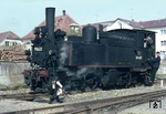 Die Lokomotiven der Reihe Tssd waren Mallet-Dampflokomotiven für 750 mm Spurweite der Königlich Württembergischen Staats-Eisenbahnen. Sie wurden ab 1899 zunächst beim Öchsle zwischen Biberach an der Riß und Ochsenhausen eingesetzt. Zudem kamen sie auf der Federseebahn zwischen Schussenried und Riedlingen, auf der Zabergäubahn zwischen Lauffen am Neckar und Leonbronn sowie auf der Bottwartalbahn zwischen Marbach am Neckar und Heilbronn Süd zum Einsatz. Das Bild der 99 633 entstand auf der Federseebahn. Die Lok war bis zum 18. März 1969 bei der DB im Einsatz. 1985 zog sie in ihrem "zweiten Leben" den ersten Öchsle-Museumsbahnzug. Als "Filmstar" in der SWR-Fernsehsendung "Eisenbahn-Romantik" ist sie im Vorspann der Sendung und als deren Logo zu sehen und damit wohl die meist gezeigteste Lok im Fernsehen. (09.05.1968) <i>Foto: Dieter Junker</i>