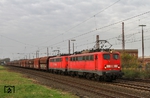 Bei typisch herbstlich-grauen Wetter fahren 140 799 und 140 790 mit GM 48727 nach Dillingen Zentralkokerei durch den Bahnhof Hilden/Rheinland. (26.11.2014) <i>Foto: Joachim Bügel</i>