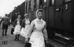 Krankenschwestern des Deutschen Roten Kreuzes an einem Militärzug, der die Reise in den Osten angetreten hat. (1941) <i>Foto: Privatfoto</i>