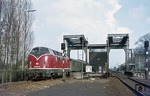 Über die Brücke des Papenburger Sielkanals, unmittelbar am Bahnhof, fährt 220 052 mit D 734. (19.03.1977) <i>Foto: Wolfgang Bügel</i>