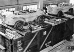 Wagenmangel macht erfinderisch: Transport von schwimmfähigen Geländewagen mit Allradantrieb (Volkswagen Typ 166) im offenen Güterwagen "3803 Klagenfurt". (1944) <i>Foto: RVM</i>
