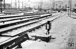 Blick in das winterliche Gleisvorfeld von Hamburg-Altona, deren S-Bahngleise noch mit der alten Oberleitung für Wechselstrom überspannt sind. (1952) <i>Foto: Walter Hollnagel</i>