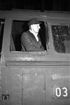 Der Lokführer wartet auf den Auftrag des Drehscheibenwärters zur Ausfahrt aus dem Lokschuppen im Bw Hamburg-Altona. (1957) <i>Foto: Walter Hollnagel</i>
