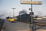 In Schweinfurt Hbf steht die dort beheimatete 052 452 (50 2452 - Krupp, Baujahr 1942) mit einem Personenzug bereit. (09.1968) <i>Foto: Will A. Reed</i>