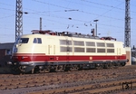 103 243 wurde am 27. März 1974 an das Bw Hamburg-Eidelstedt abgeliefert. Die fast fabrikneue Maschine wurde im Bahnhof Hamburg-Wilhelmsburg angetroffen. (14.08.1975) <i>Foto: Benno Wiesmüller</i>