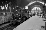 86 859 in Frankfurt/Main Hpbf (Hauptpersonenbahnhof). Obwohl die Umbenennung in Hbf (Hauptbahnhof) bereits um 1914 stattfand, fanden sich noch bis die 1960er Jahre solche Beschilderungen.  (1958) <i>Foto: Robin Fell</i>