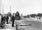 Die polnische 33 208 des Ostbahn-Bw Lublin (ex PKP Os24-32), eine 2'D-Lok, die von Chrzanow 1926 für die PKP gebaut wurde, fährt in einem unbekannten Bahnhof nahe Lublin ein. Hoffentlich steht die "Wampe" des Aufsichtsbeamten profilfrei. Nach dem Krieg lief die Lok wieder für die PKP als Os24-9 II. (1942) <i>Foto: RVM (Ittenbach)</i>