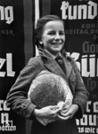 Auch die deutsche Propaganda lief vor und während des Zweiten Weltkriegs auf Hochtouren. So wurde durch einen Reichsbahnfotografen (!), dessen Professionalität womöglich bei der Lichtbildnerauswahl eine Rolle spielte, dieses Bild eines Mädchens mit einem Brotlaib hergestellt, das auf eine aktuelle Preissenkung der Brotpreise hinweisen sollte. (26.04.1939) <i>Foto: RVM (Schostal)</i>