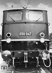 Noch vor ihrer offiziellen Abnahme durch die DB (am 24.10.1960) präsentiert sich die bei Krupp gebaute E 50 047 auf der Ausstellung "Straße und Schiene" im Essener Grugapark.  (09.1960) <i>Foto: Willi Marotz</i>