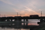 Um 6.51 Uhr überquert noch vor Sonnenaufgang eine 232 mit EK 54223 (Oberhausen-Osterfeld - Duisburg Mannesmann) die Ruhrbrücke in Duisburg-Kaiserberg. (10.04.2015) <i>Foto: Joachim Bügel</i>