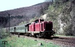 Eine nicht identifizierte V 100 fährt bei Elleringhausen auf der Oberen Ruhrtalbahn. (03.1966) <i>Foto: Slg. Günther Mitze</i>