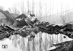 Am Samstag, dem 9. Februar 1946, war 38 1910 (Bw Opladen) mit einem aus 19 mit Stahlschienen beladenen Güterzug (u.a. aus SSlma 44-Wagen) nach Opladen unterwegs. Das Hochwasser der Wupper hatte nach tagelangen Regenfällen die Fundamente der im Krieg gesprengten und behelfsmäßig wiederaufgebauten Wupperbrücke bei Opladen (Strecke von Duisburg-Wedau) unterspült. Unter dem Gewicht der Lok brach die Brücke zusammen. Bei dem Unglück starben der Lokführer und Heizer der P 8, der Zugbegleiter im Begleitwagen hinter der Lok sowie ein Brückenwächter, der am Südkopf der Brücke seinen Unterstand hatte. Die Lok 38 1910 soll angeblich noch bis März 1947 in der Wupper gelegen haben. Nach der Bergung wurde sie wieder aufgearbeitet und tat bis 1963 ihren Dienst beim Bw Düsseldorf Hbf. (10.02.1946) <i>Foto: E. Hölzer</i>